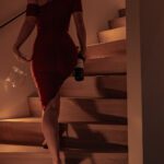 Dame in jurk met champagne
